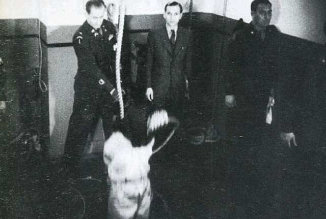 老照片:1948年12月23日,日本战犯东条英机绞刑现场
