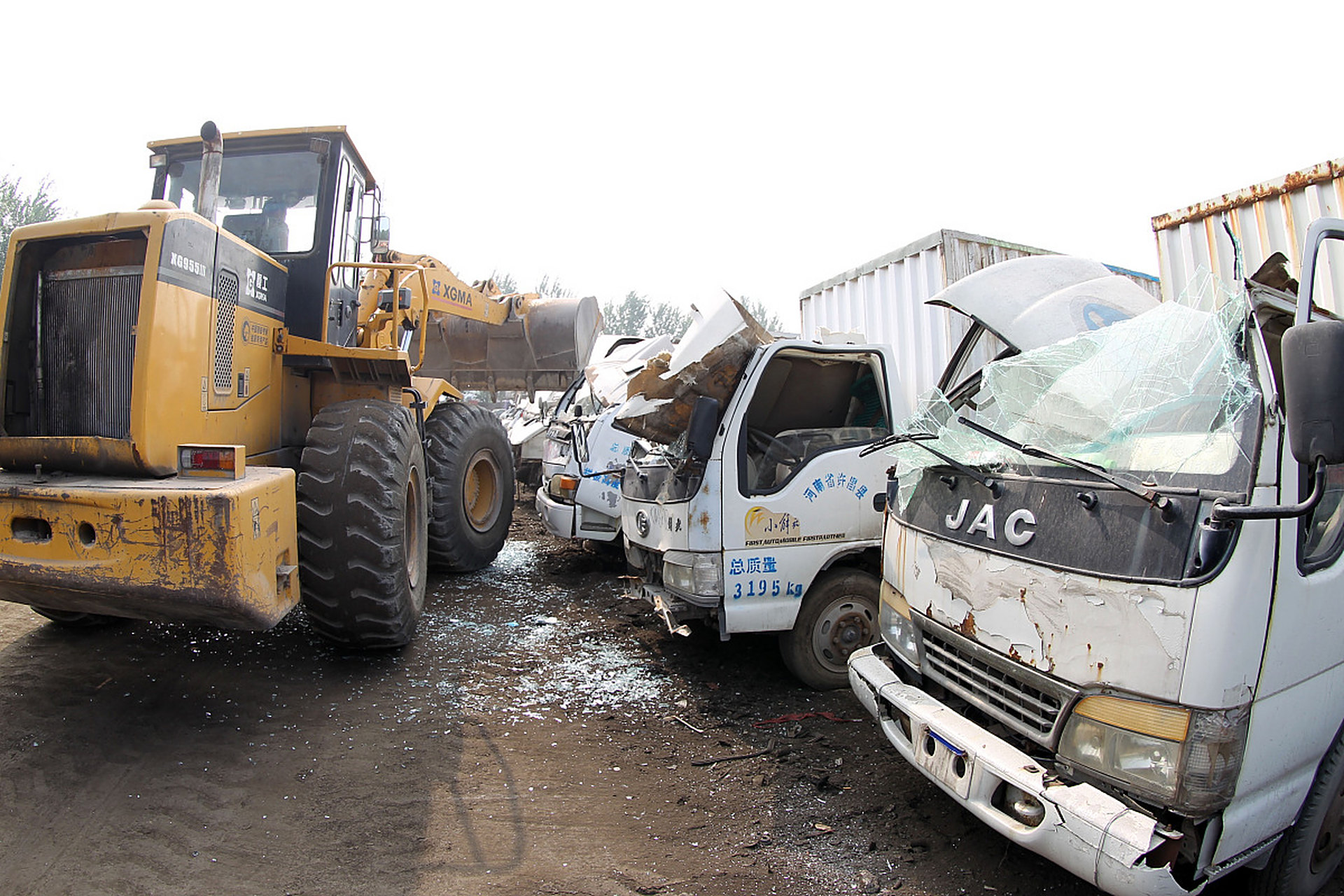 男子开铲车马路上撞多车和行人#  当时我走在路上,突然听到一阵巨大