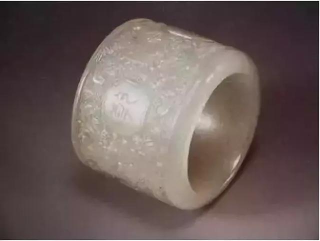 男子手戴乾隆"扳指",专家要求上交,他说了6个字让专家羞愧