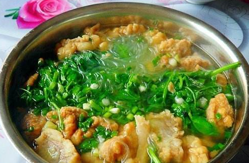 1,首先我们先采一些新鲜的豌豆尖,然后在清水当中清洗干净,且在冲洗的