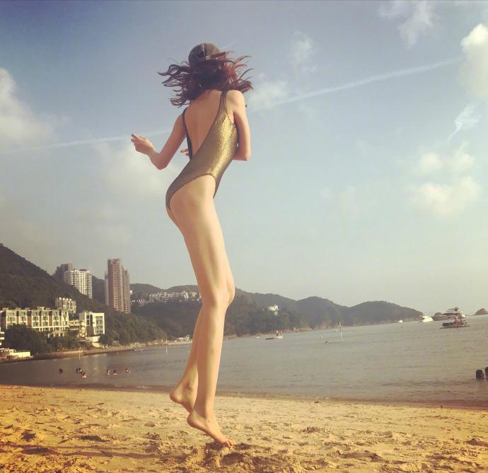 张蓝心晒性感泳装!火辣身材比例逆天,网友:踩着彩虹下凡的仙女