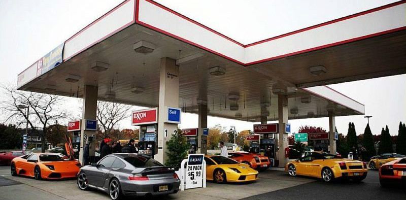 两位20岁的豪车司机互殴,起因是嫌加油慢,最后都被拘