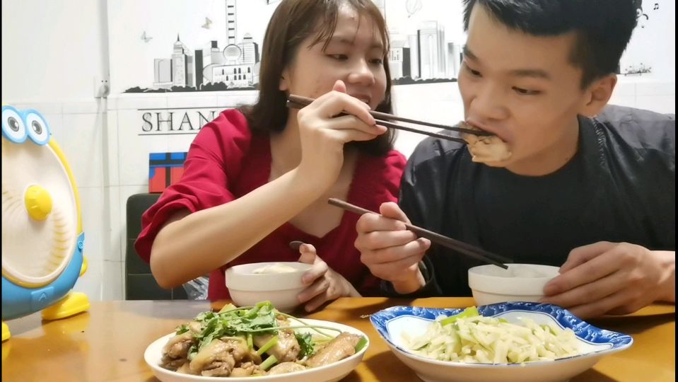 温馨的画面,小伙煮满满一锅“可乐鸡翅”和老婆一人一口,真香