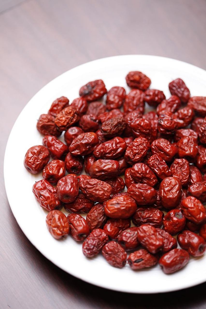 红枣的经济价值   常可以制成蜜枣,红枣,熏枣,黑枣,酒枣及牙枣等蜜饯