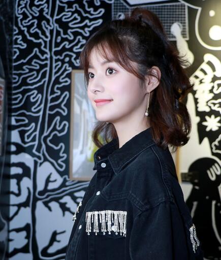 乔璇受邀亮相yohood潮流嘉年华 个性少女黑衣演绎"甜系扮酷"