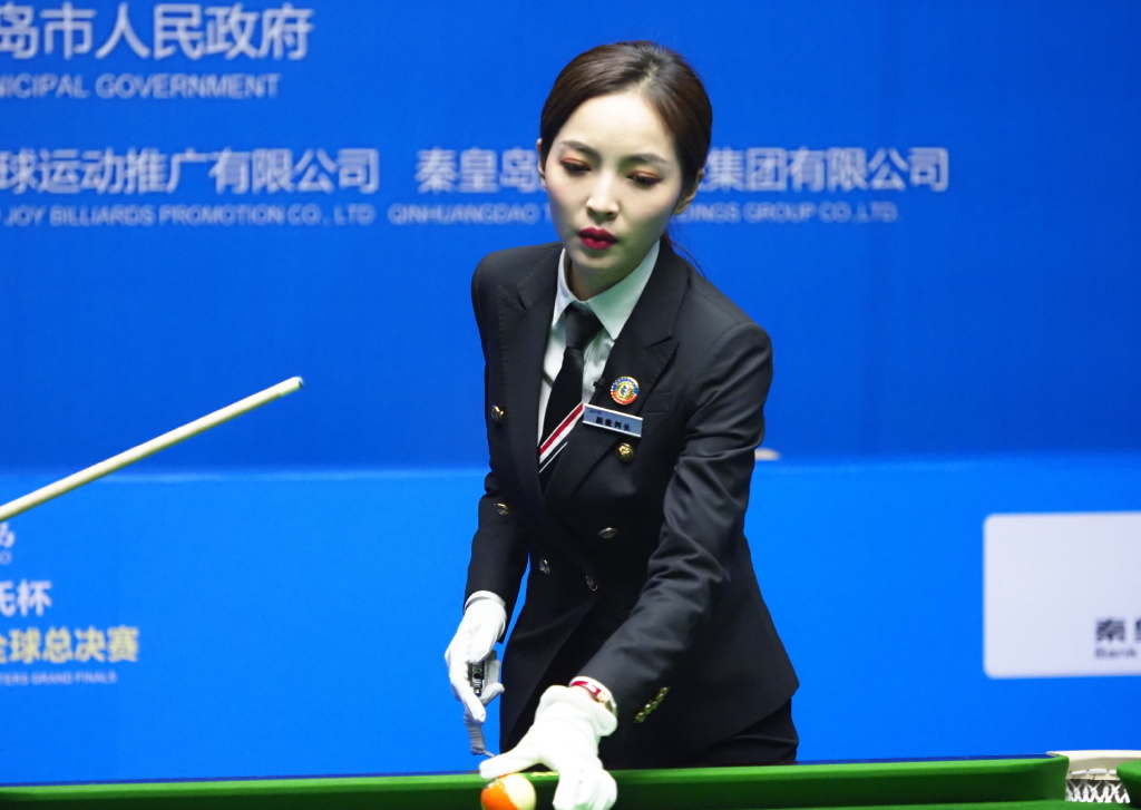 公认"最美台球女裁判"!因身材凹凸有致而走红,如今仍为单身