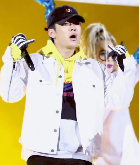 李小璐朋友圈照片曝光,甜馨做出的这个手势跟pgnoe一模一样