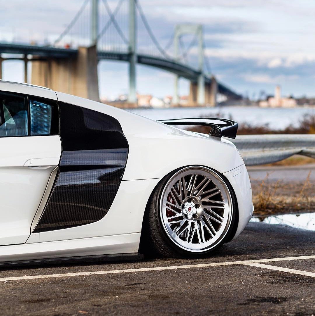 改装过后的白色奥迪r8