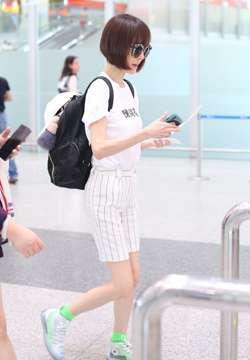 陈鲁豫五分短裤秀出43公斤的身材!满脸皱纹却不及辣眼睛的袜子