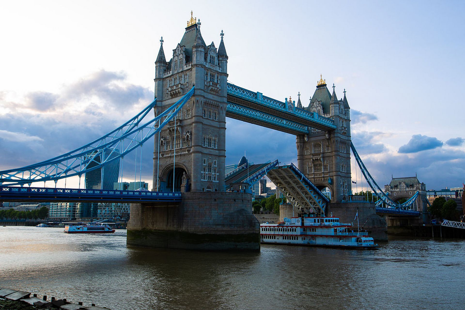 伦敦塔桥(tower bridge),是一座上开悬索桥,位于英国伦敦,横跨泰晤士