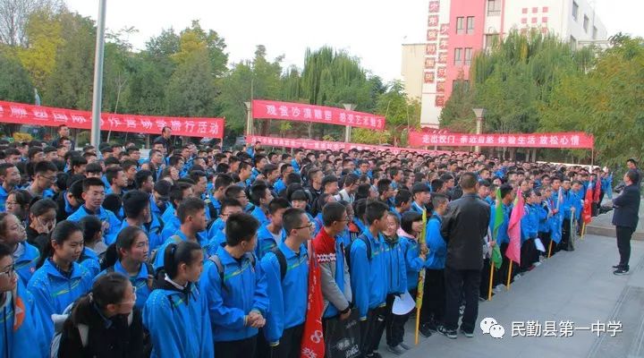 民勤一中学子沙漠雕塑国际创作营研学旅行记