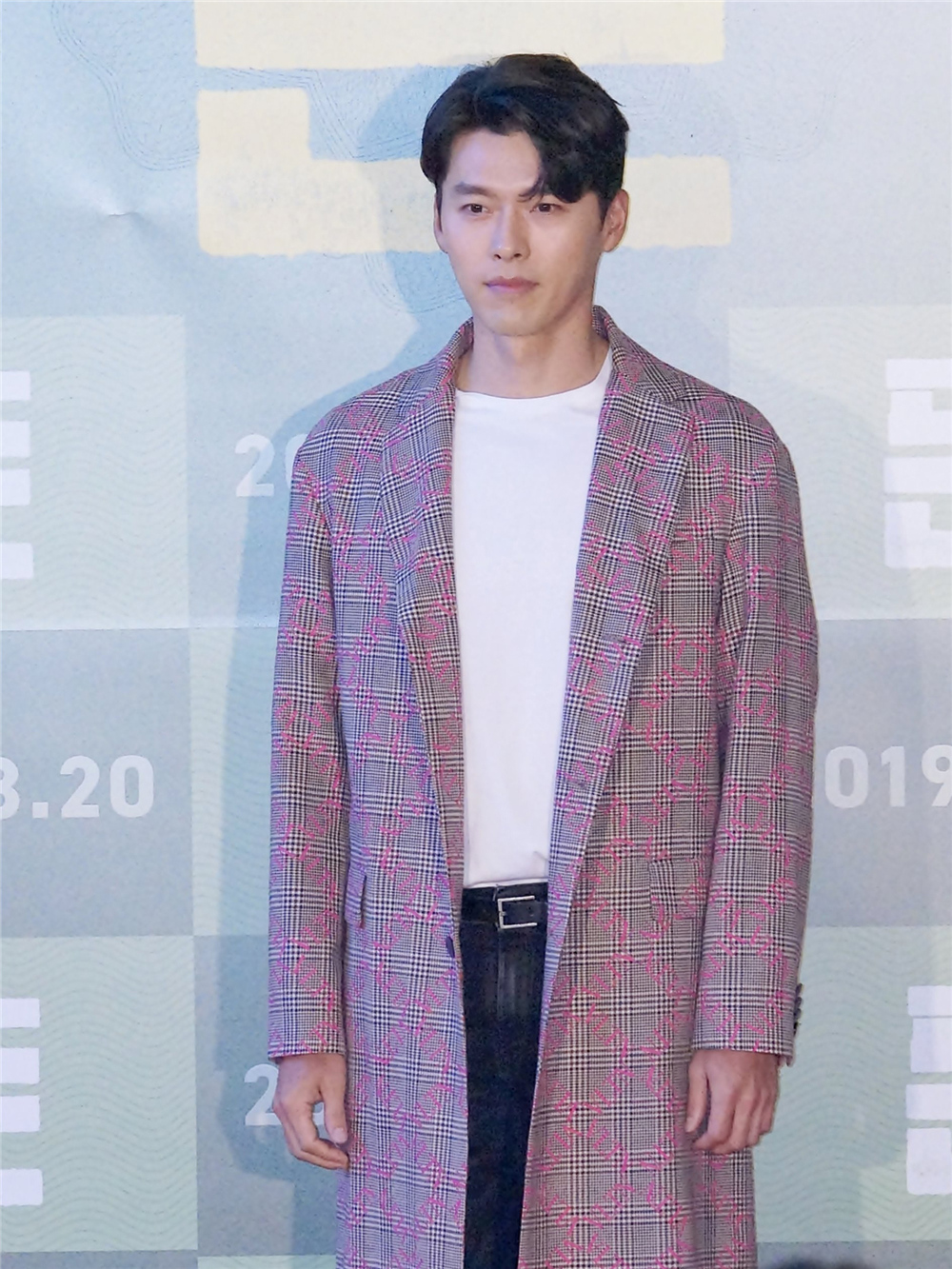 玄彬变回霸气总裁,白t搭配长大衣利落有型,腿短的人不敢这么穿