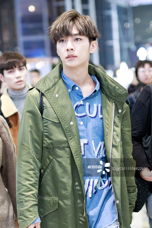 2018年11月4日,上海,炎亚纶机场街拍. 品牌:givenchy手袋, 发型:短发,