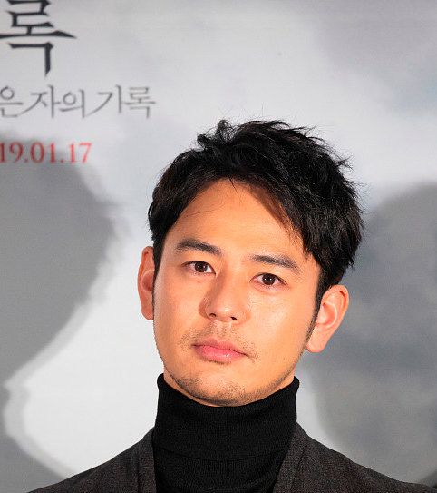 妻夫木聪赴韩宣传新片《愚行录》绅士造型尽显儒雅成熟魅力