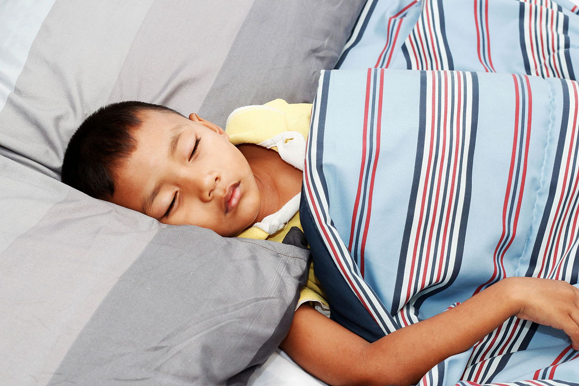 孩子睡觉打呼噜是普遍现象,主要由鼻腔和喉咙阻塞或狭窄引起.