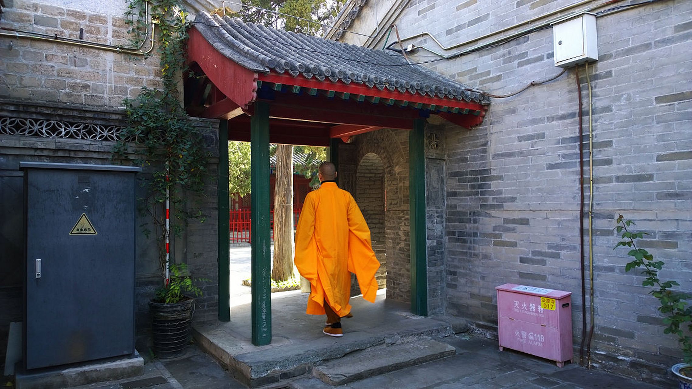 澗水洗凡塵 木車轉年輪 晨起聽鐘鳴 日落關寺門