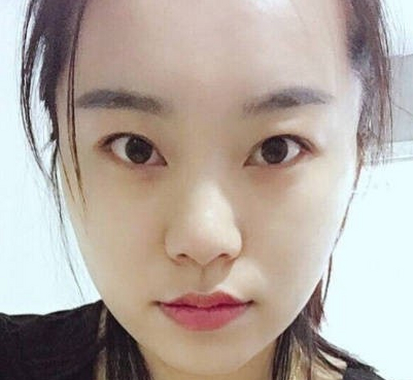 眼睛给人有种凌厉的压迫之感,眼尾上吊的女子多不好惹,集骄傲,蛮横于