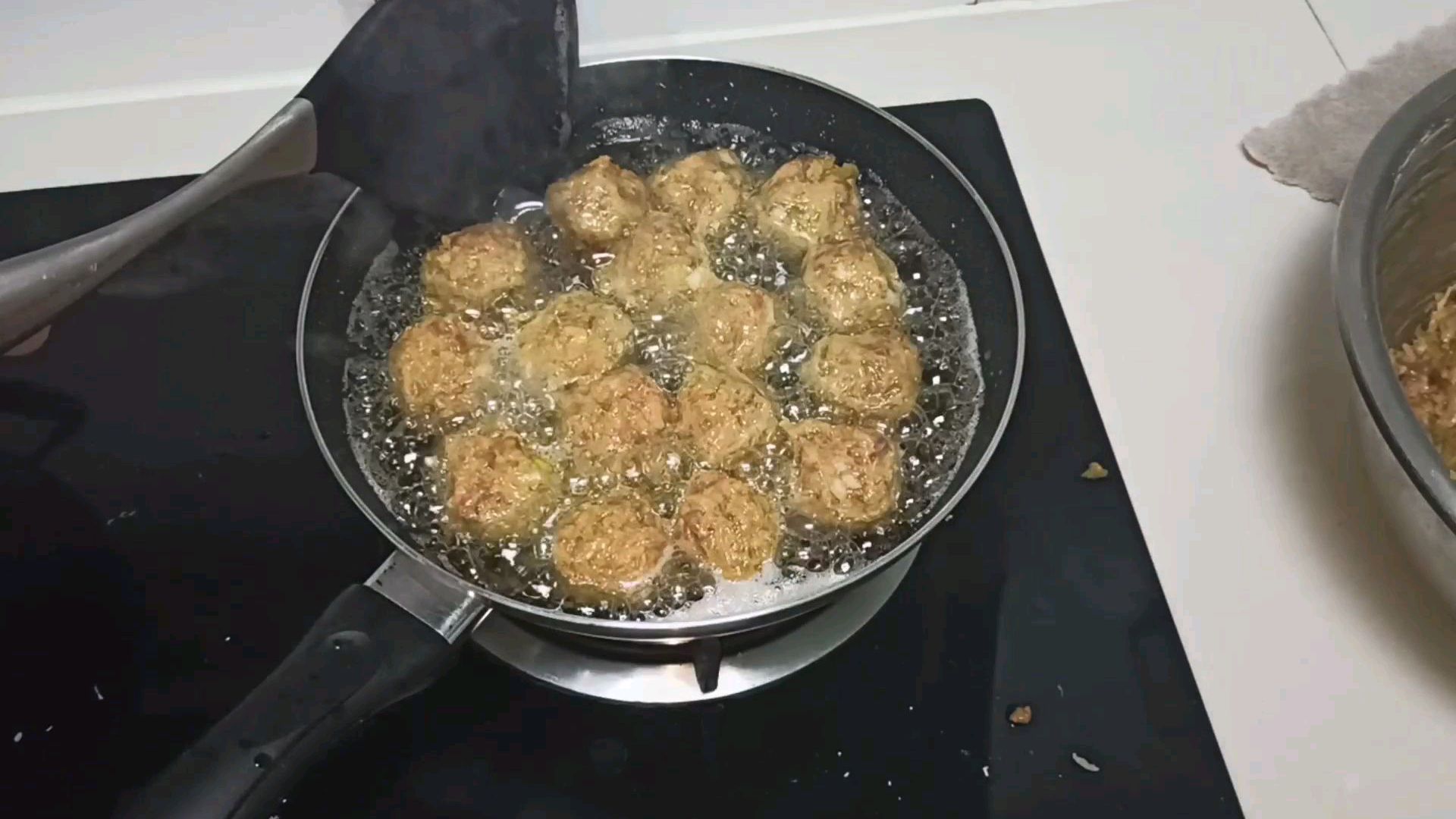 二斤牛肉6个萝卜加上简单的佐料,炸出美味的牛肉丸,过年的味道