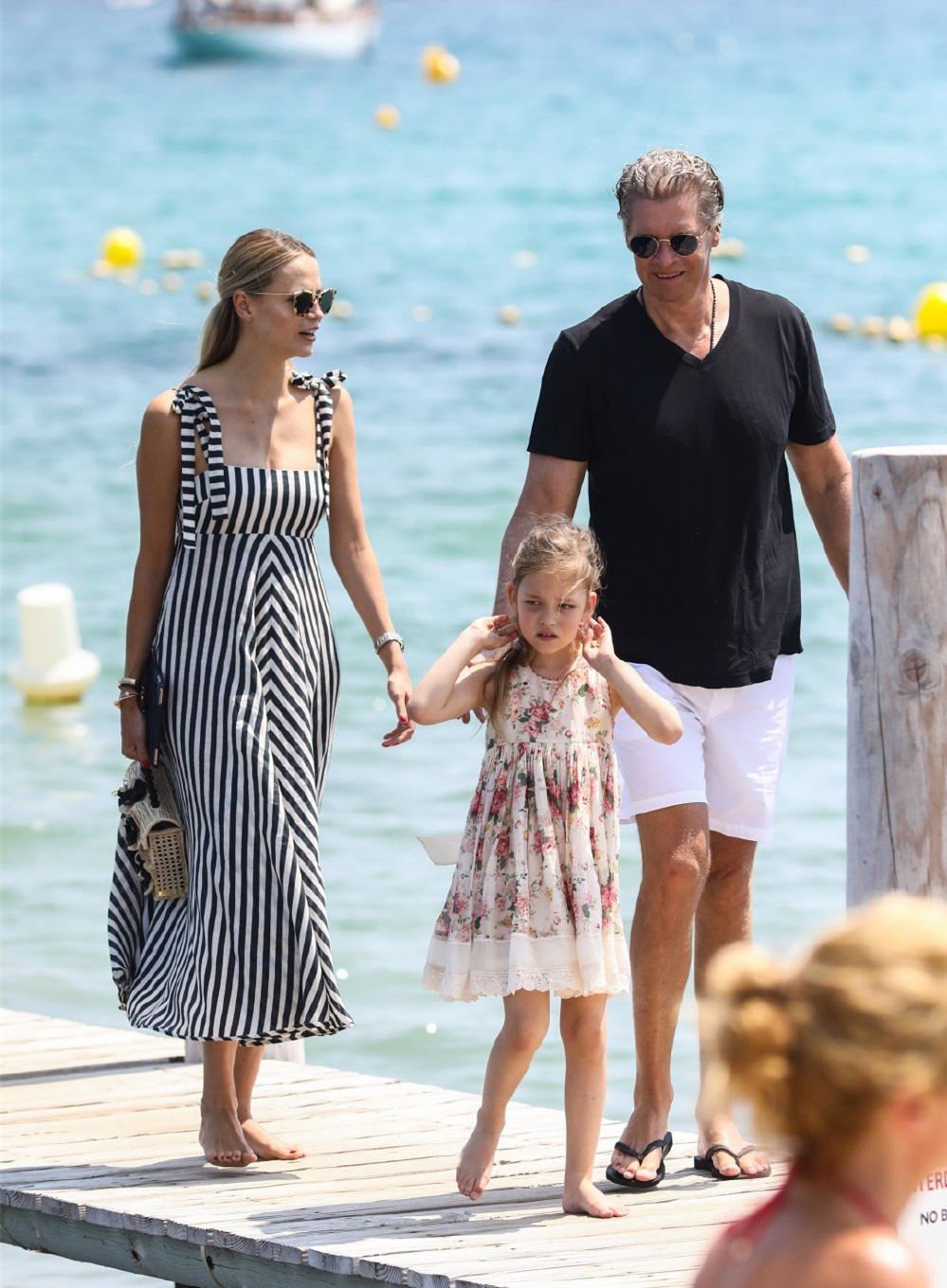 超模娜塔莎一家三口海边度假,穿条纹裙清新靓丽,女儿印花裙可爱