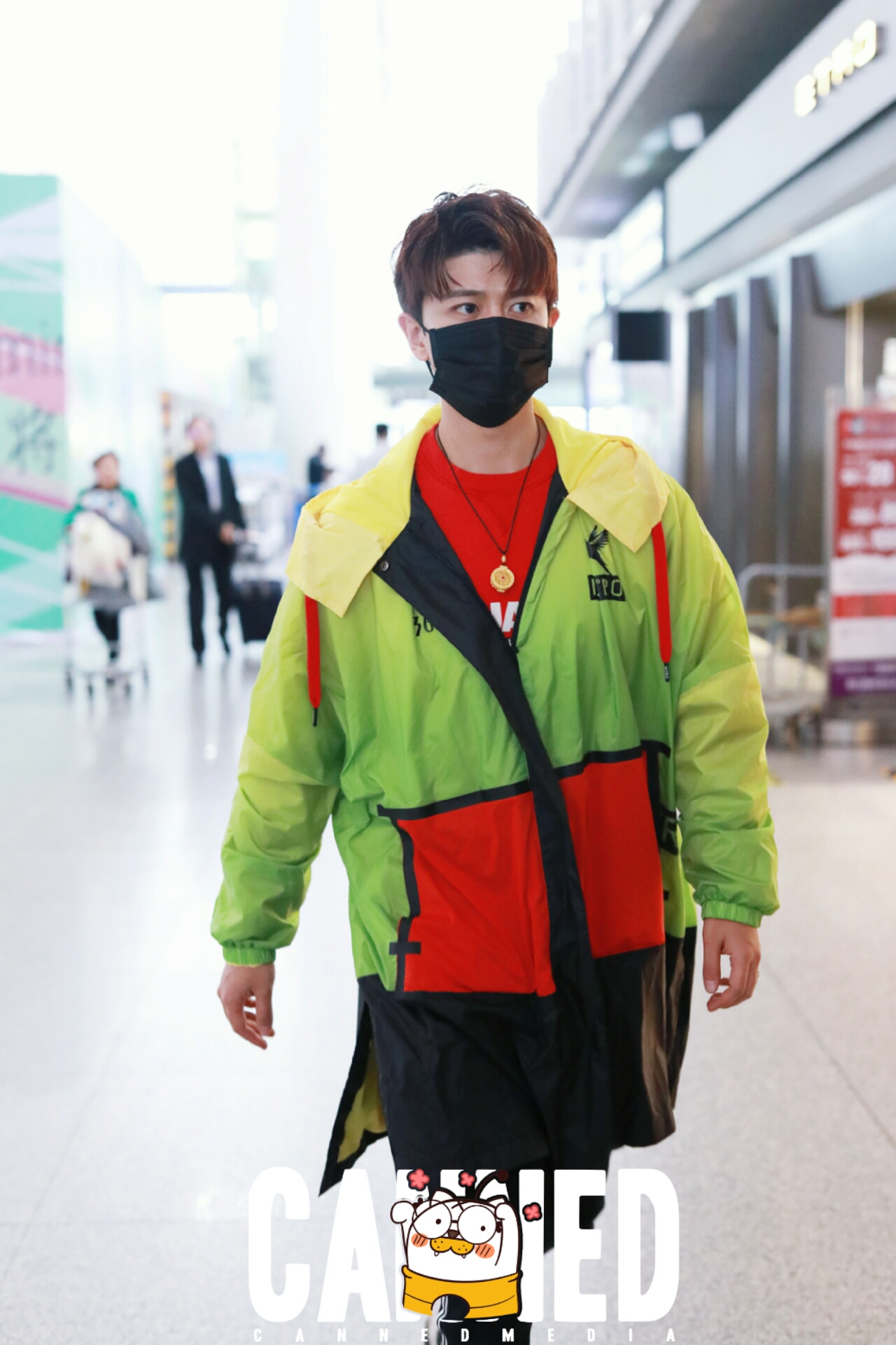 任嘉伦小哥哥一身春意盎然亮相机场!简直就是行走的衣服架子