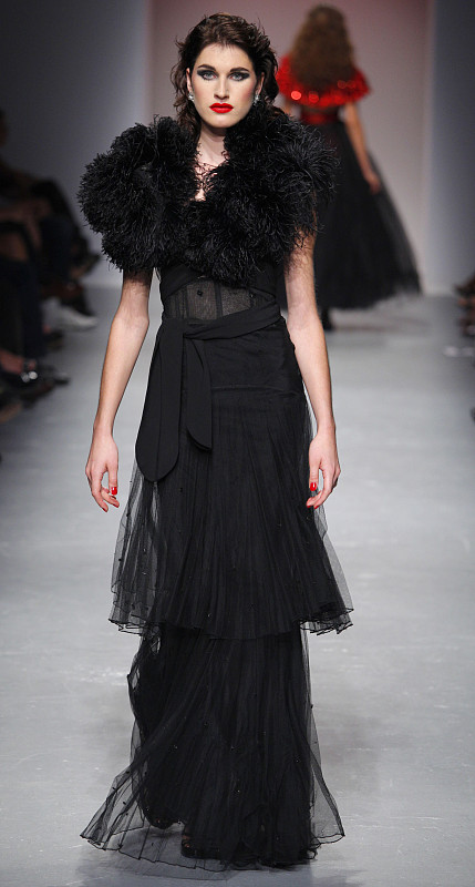 时装周:名模走秀时都爱穿什么衣裳呢?各种不平庸的服饰齐上阵