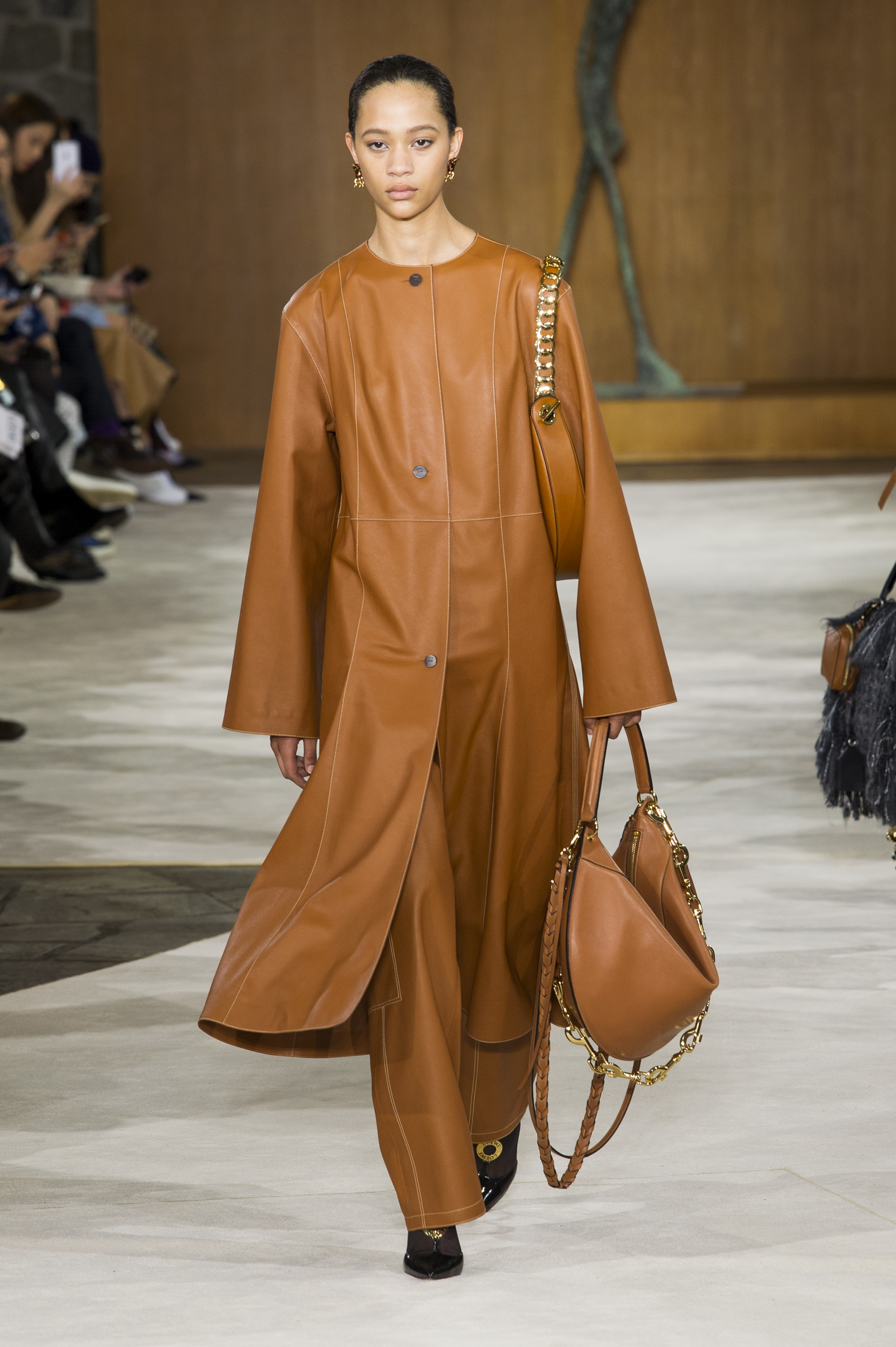 这衣服将会开启很多人对于时尚的潜心专研,是一种非常好的现象,不得不