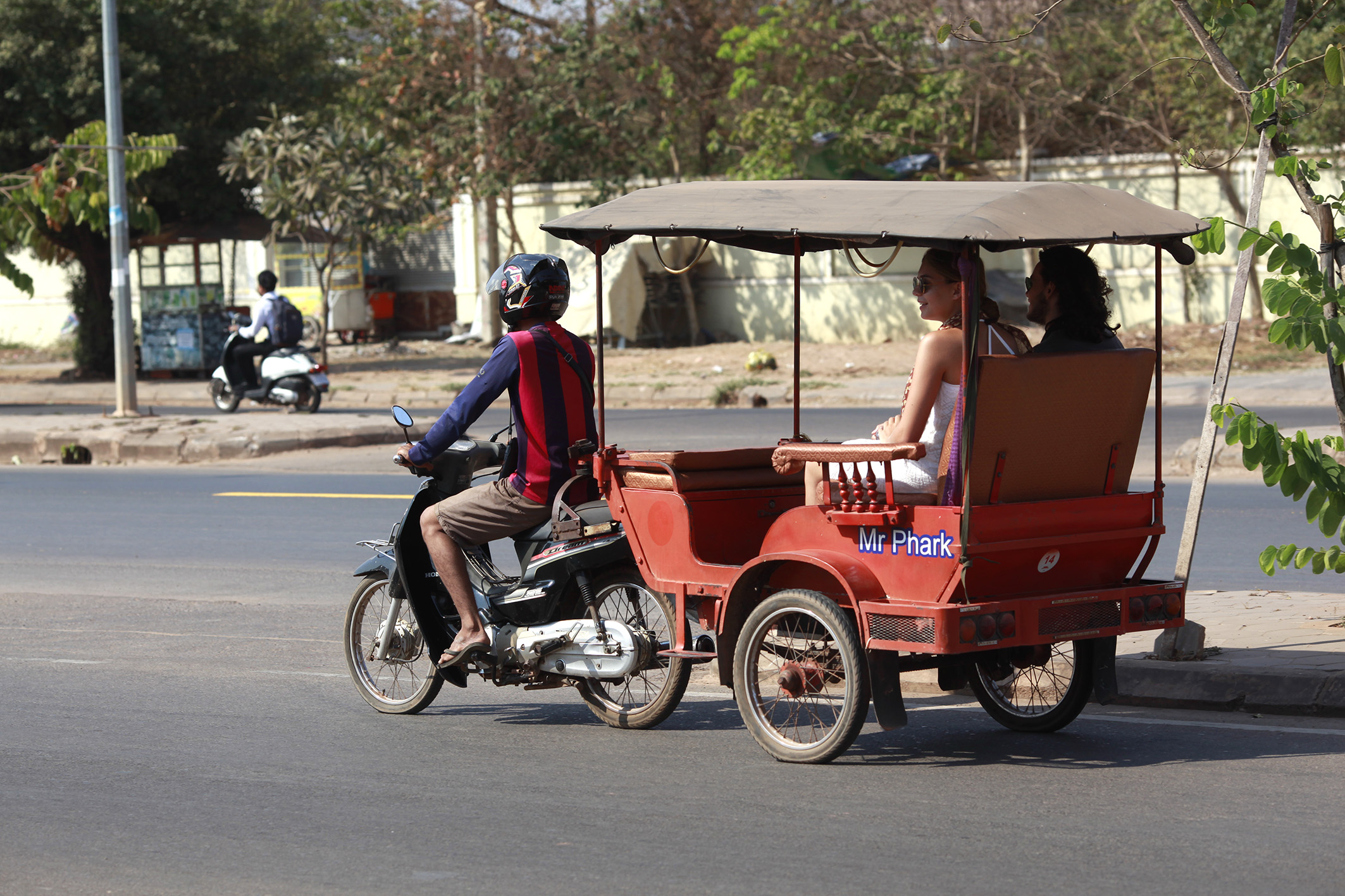 当地改装的突突车不光能拉客,运送货物等也也大多采用这种交通工具.