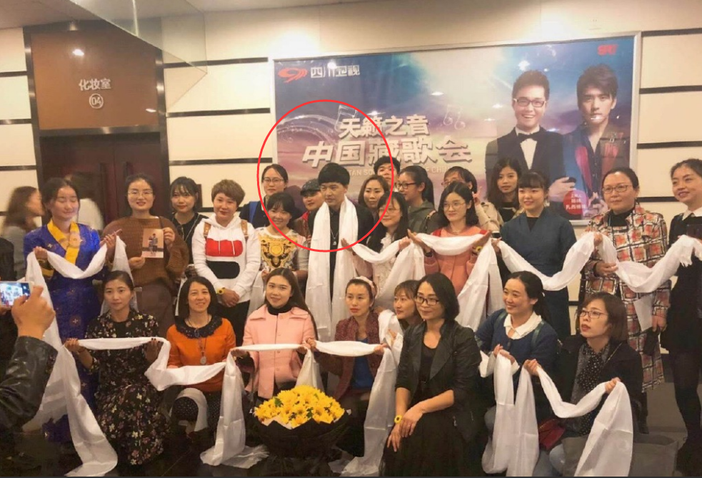 《中国藏歌会》旦增尼玛与歌迷们互动,人群中的他竟神似李健?