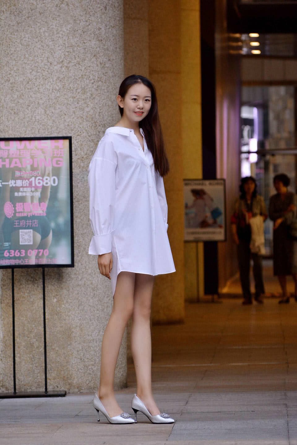 长发姑娘皮肤白皙,一件白色衬衣穿成不一样的感觉.