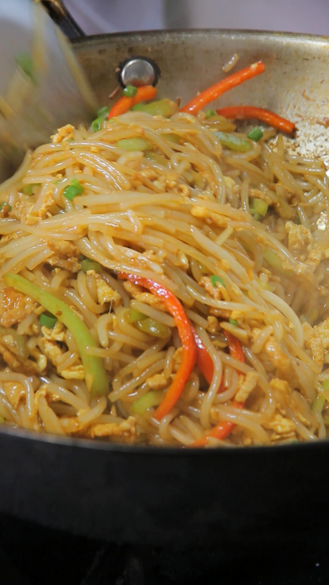 1把米线,1个鸡蛋在家就可做出沙县小吃的炒米线,味道超级棒!