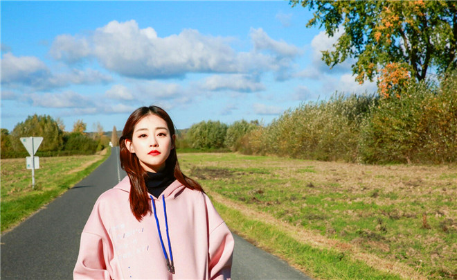 她是《煮妇神探》里单纯善良的月份牌女郎,现实生活中温婉亮丽!