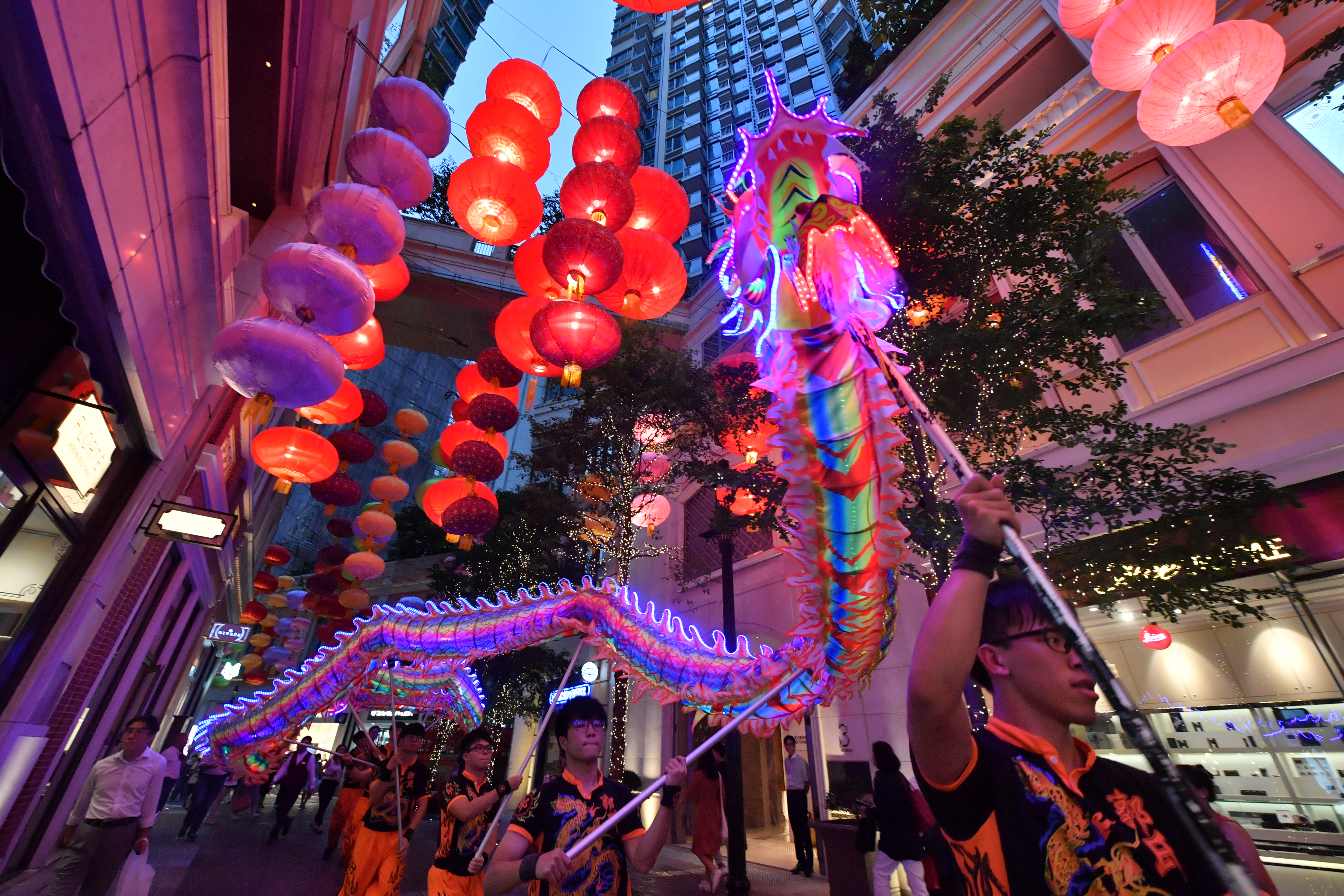 香港举行led火龙表演迎中秋(2)