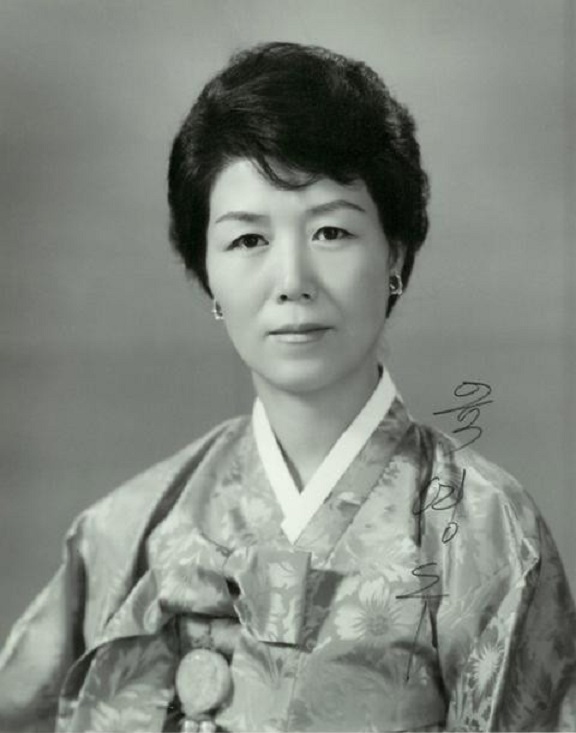 富家女执意嫁给穷军人,为夫挡子弹身亡,韩国最受敬仰的第一夫人