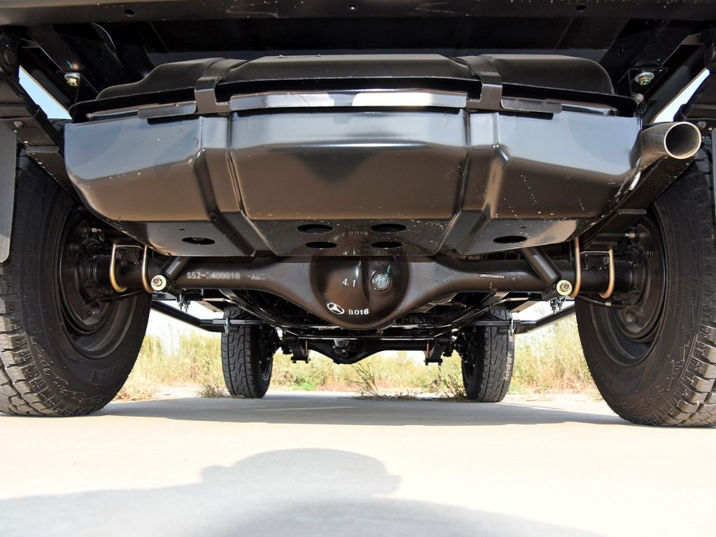 底盘用的纵置钢板弹簧非独立悬架,简单粗壮,随便你豁车,豁坏了算我输.