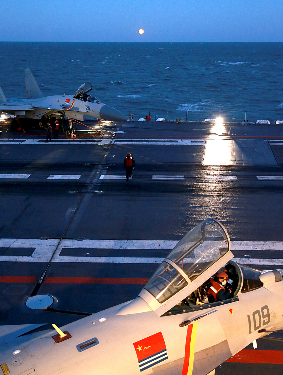 辽宁舰正式入列11周年,海南舰下水4周年!