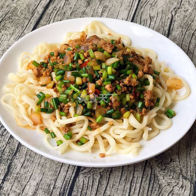韭苔肉末过水面,夏季面条的最正确吃法
