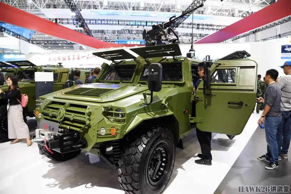 图说:东风猛士长轴距版4×4轻型装甲车 细微之处感受进步