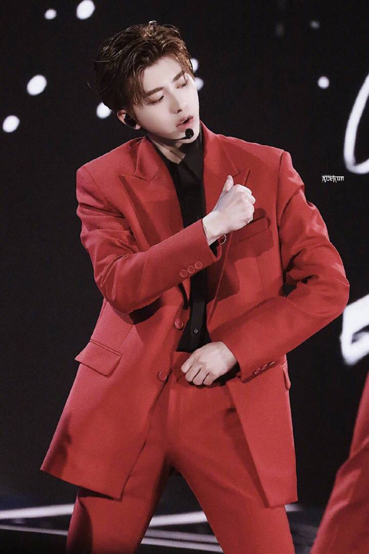 男明星红色西装pk:朱一龙沉稳,肖战阳光,一博冷艳,最帅是这位