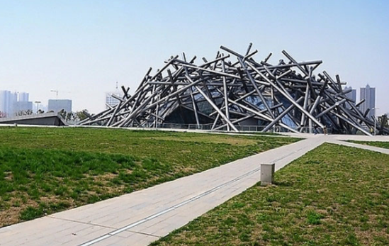 这个建筑想模仿鸟巢,结果却像