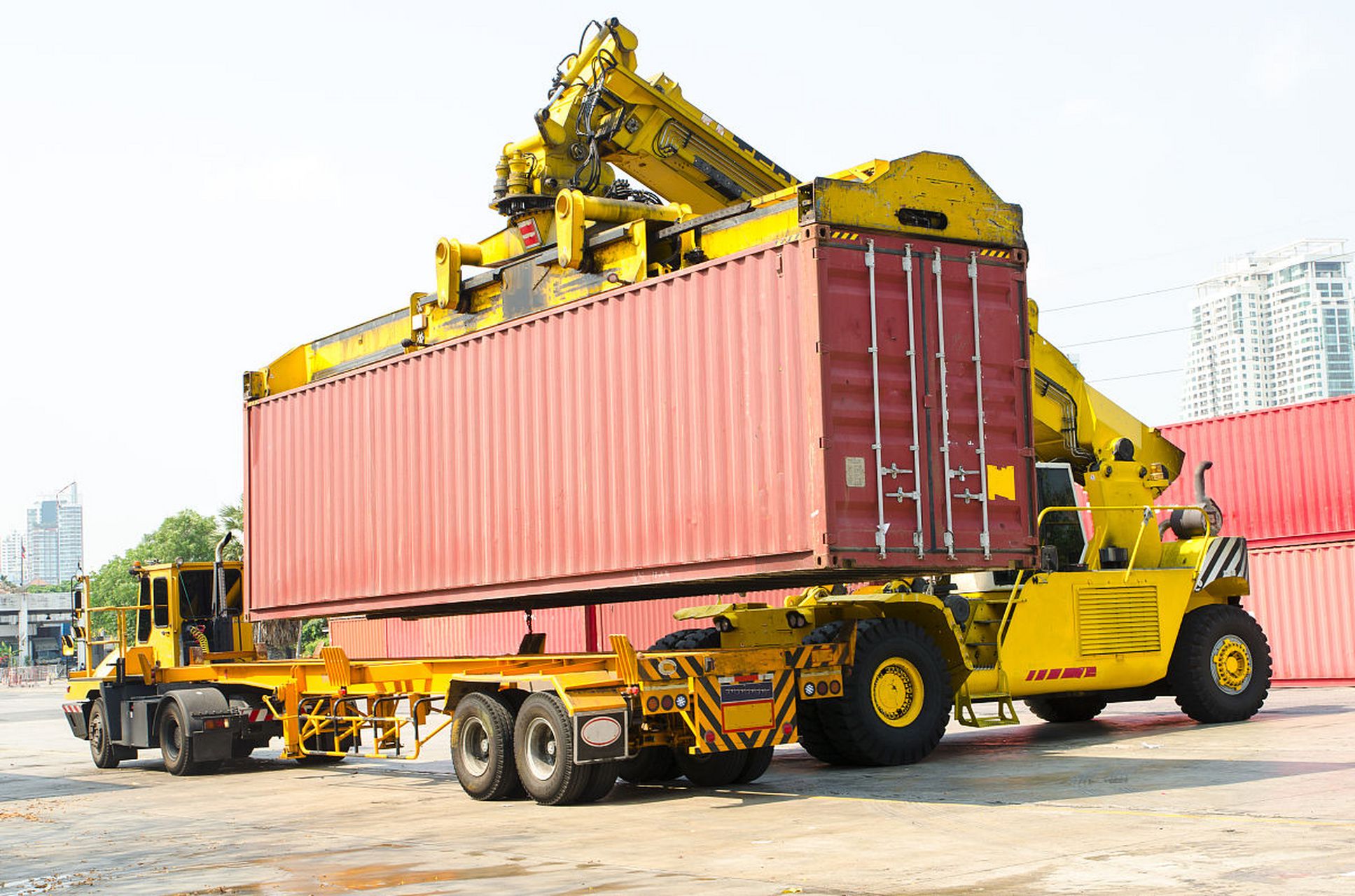 大件海运需要采取特殊的运输方式和措施,以确保货物的安全和运输的