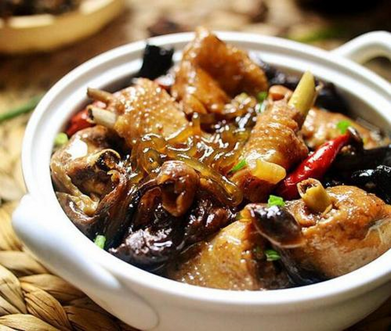 小鸡炖蘑菇是一道东北名菜,即是用干蘑菇,鸡肉和粉条一同炖制而成.