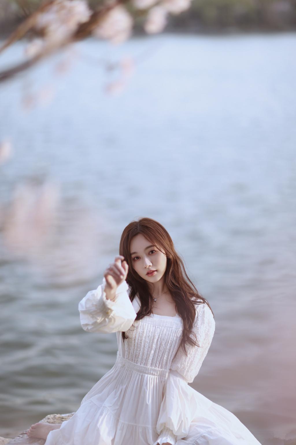 甜气少女闫笑写真,一袭白纱裙,温柔纯美,满满的春日浪漫气息