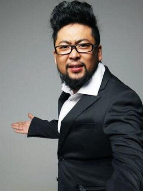 挂了胡子相当于整容,人称"大胡子",修睿也可以当小鲜肉