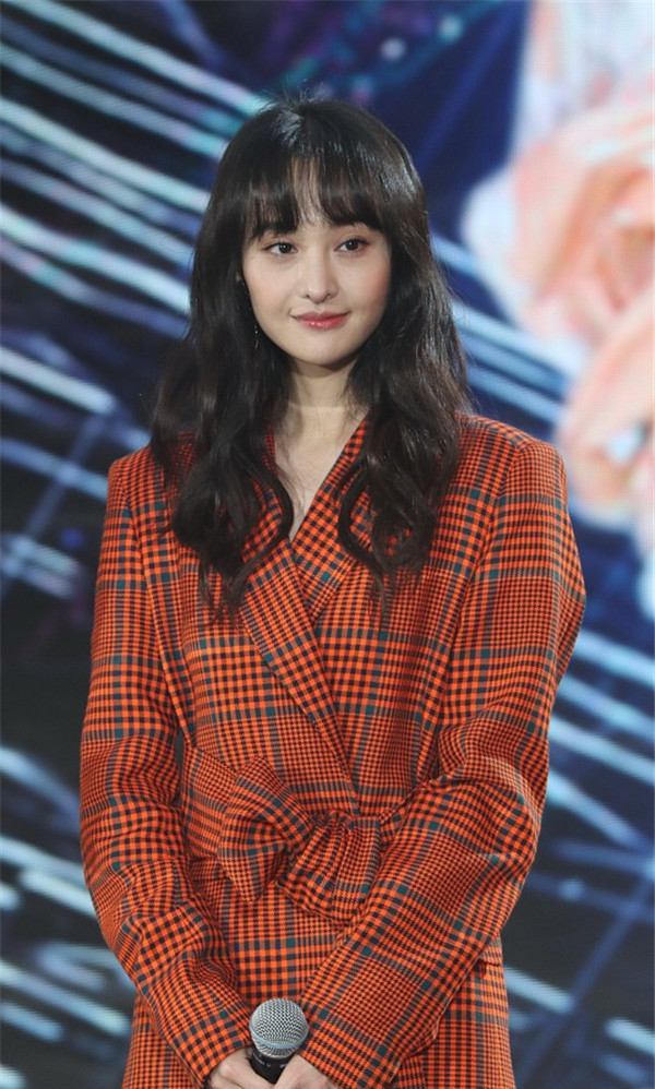 郑爽衣品越来越好了!穿红格西装裙出席活动,烫卷发气质更出众