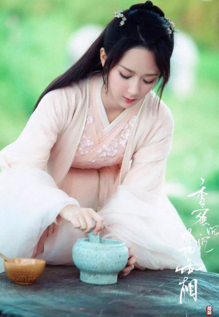 有一种替身叫"杨紫的替身"颜值高不说坐姿还霸气,粉丝:能出道