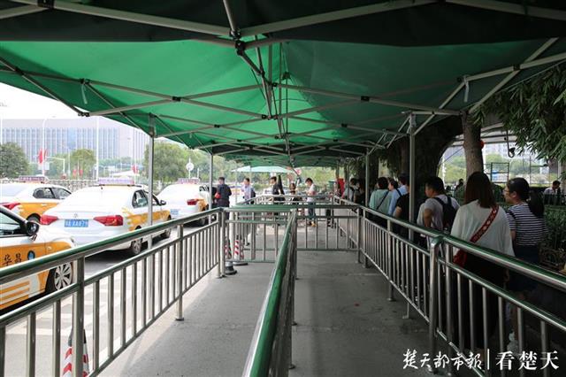 汉口火车站改造后,私家车出租车各行其道,停车乘车都方便了