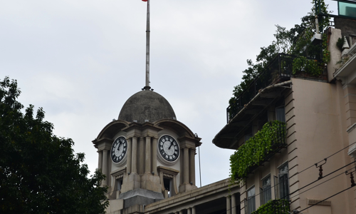 它就是粤海关大楼旧址,俗称大钟楼,位于广州老城区荔湾区沿江西路