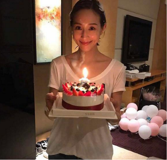 带你参观张钧甯住的豪宅,餐桌上食物太丰富了,普通人哪吃得起