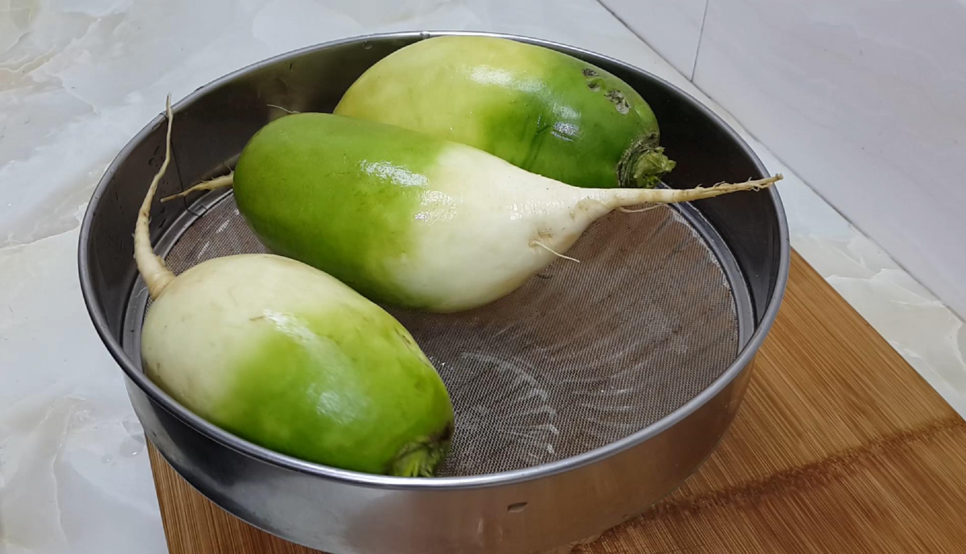 萝卜这样做才好吃,做法比泡菜简单,比酸菜好吃,家里经常做着吃