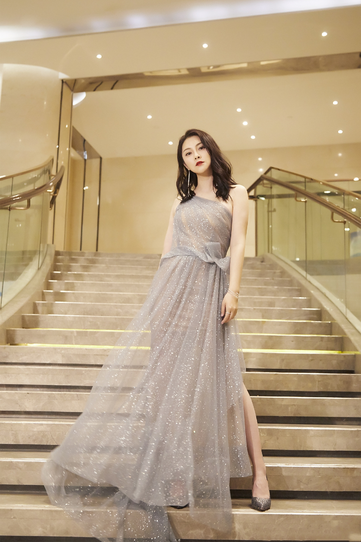 朱锐真的是"尤物身材",星点轻纱裙艳而不俗,流苏吊坠美得惊艳